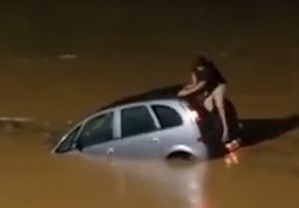 Vídeo dramático mostra homem em luta pela vida para escapar de carro afundando em rio