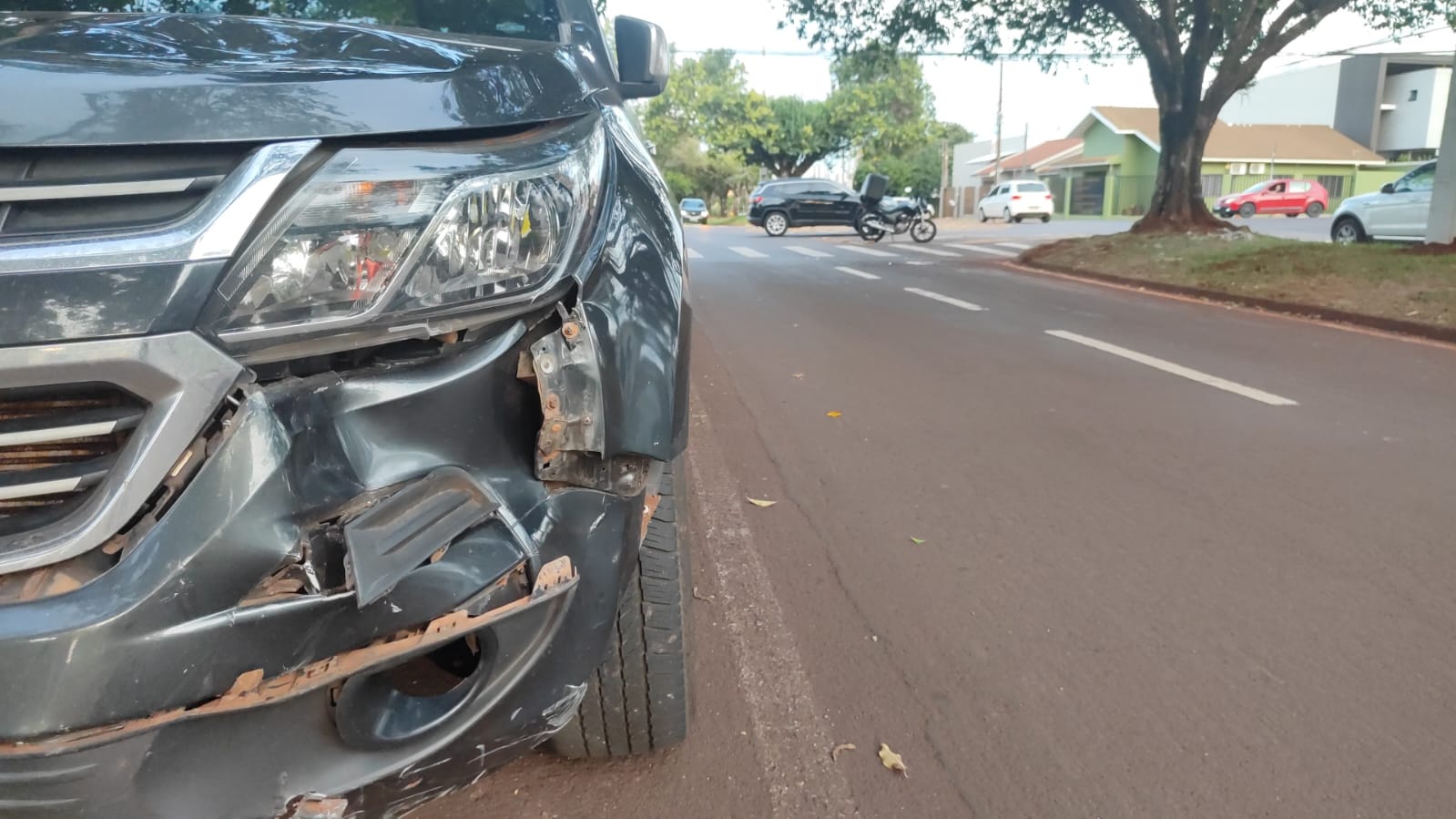 Acidente entre moto e caminhonete deixa motociclista ferido no Tropical Acidente entre moto e caminhonete deixa motociclista ferido no Tropical