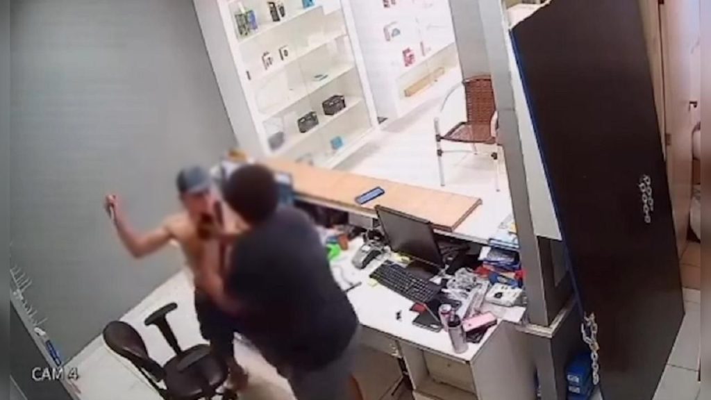 Homem ameaça esfaquear comerciante e leva celular em assalto na região oeste Homem ameaça esfaquear comerciante e leva celular em assalto na região oeste