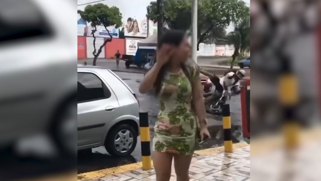 De quem é a culpa? da mulher, do carro ou da moto?; vídeo flagra acidente “curioso” De quem é a culpa? da mulher, do carro ou da moto?; vídeo flagra acidente “curioso”