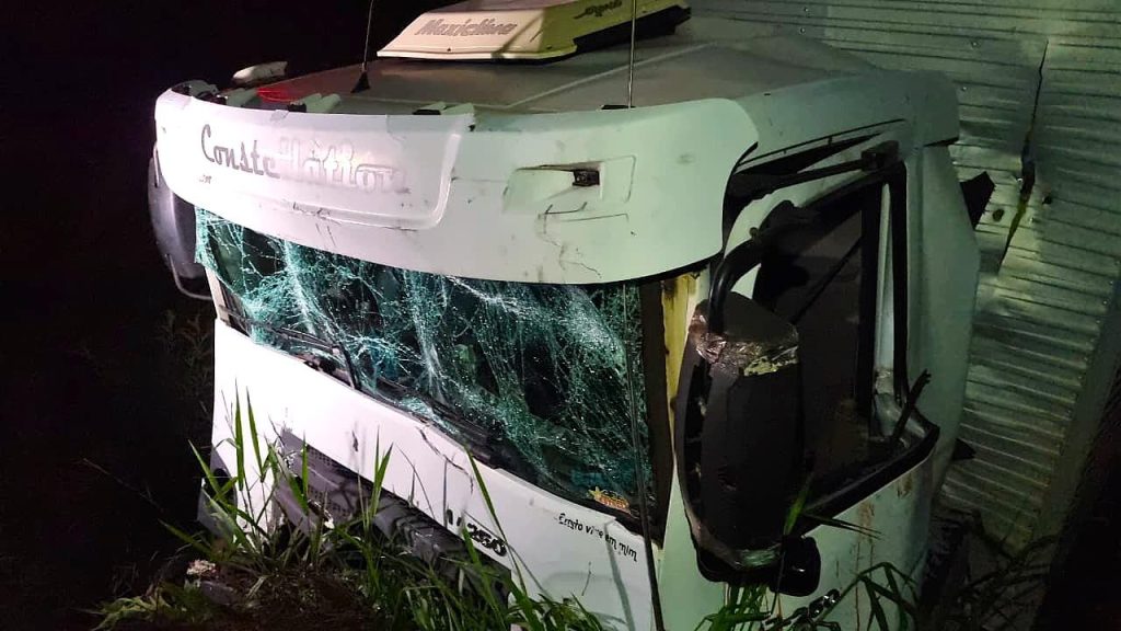 Acidente entre caminhões deixa motorista com fratura na BR-369 em Cascavel