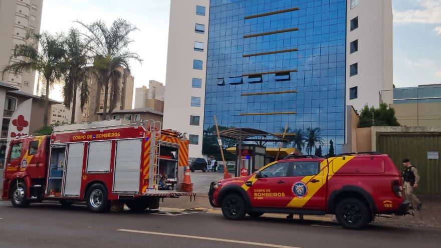 Bombeiros combatem incêndio no Edifício Day Saúde no Centro de Cascavel