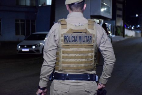 Mãe é denunciada após bater em filho de 8 anos com vara e acaba detida pela Polícia Militar