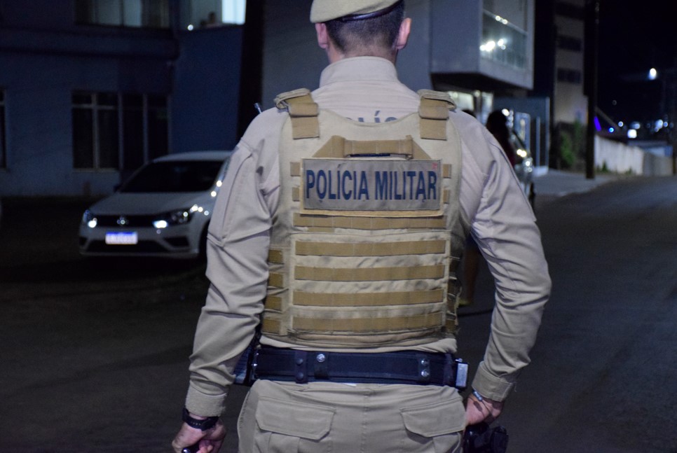 Mãe é denunciada após bater em filho de 8 anos com vara e acaba detida pela Polícia Militar