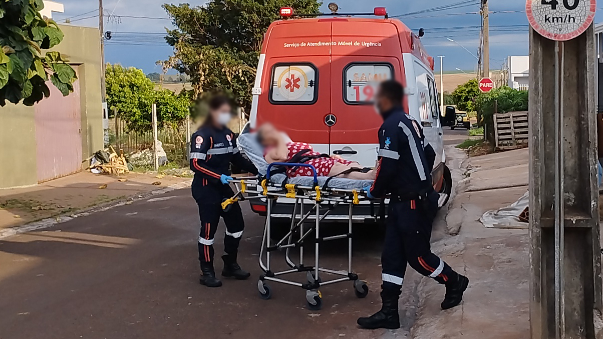 Idosa de 67 anos é socorrida pelo SAMU após cair da cama em Cascavel
