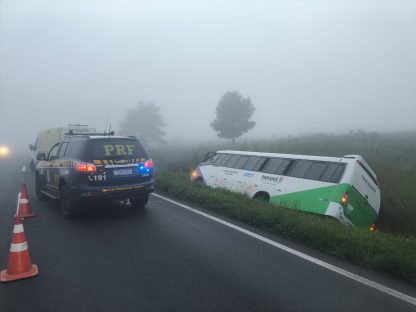 Ônibus da Saúde de Prudentópolis tomba na BR-277 e deixa três feridos leves