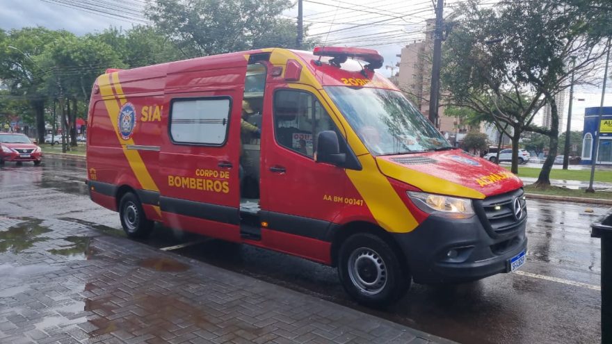 Mulher sofre acidente com autopropelido sob chuva e é socorrida no Centro