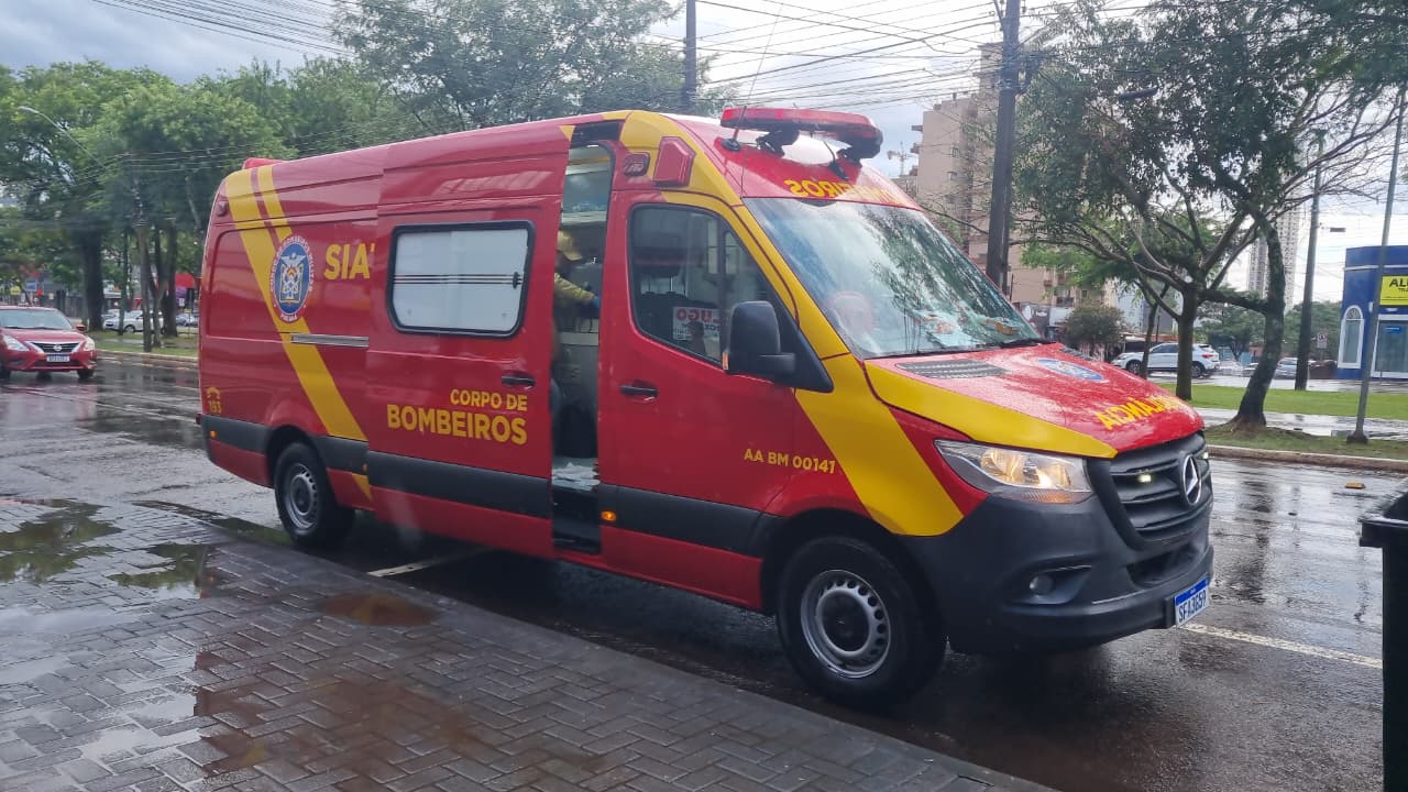 Mulher sofre acidente com autopropelido sob chuva e é socorrida no Centro