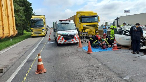 Acidente grave na BR-116 deixa vítima encarcerada após colisão entre caminhão e dois automóveis