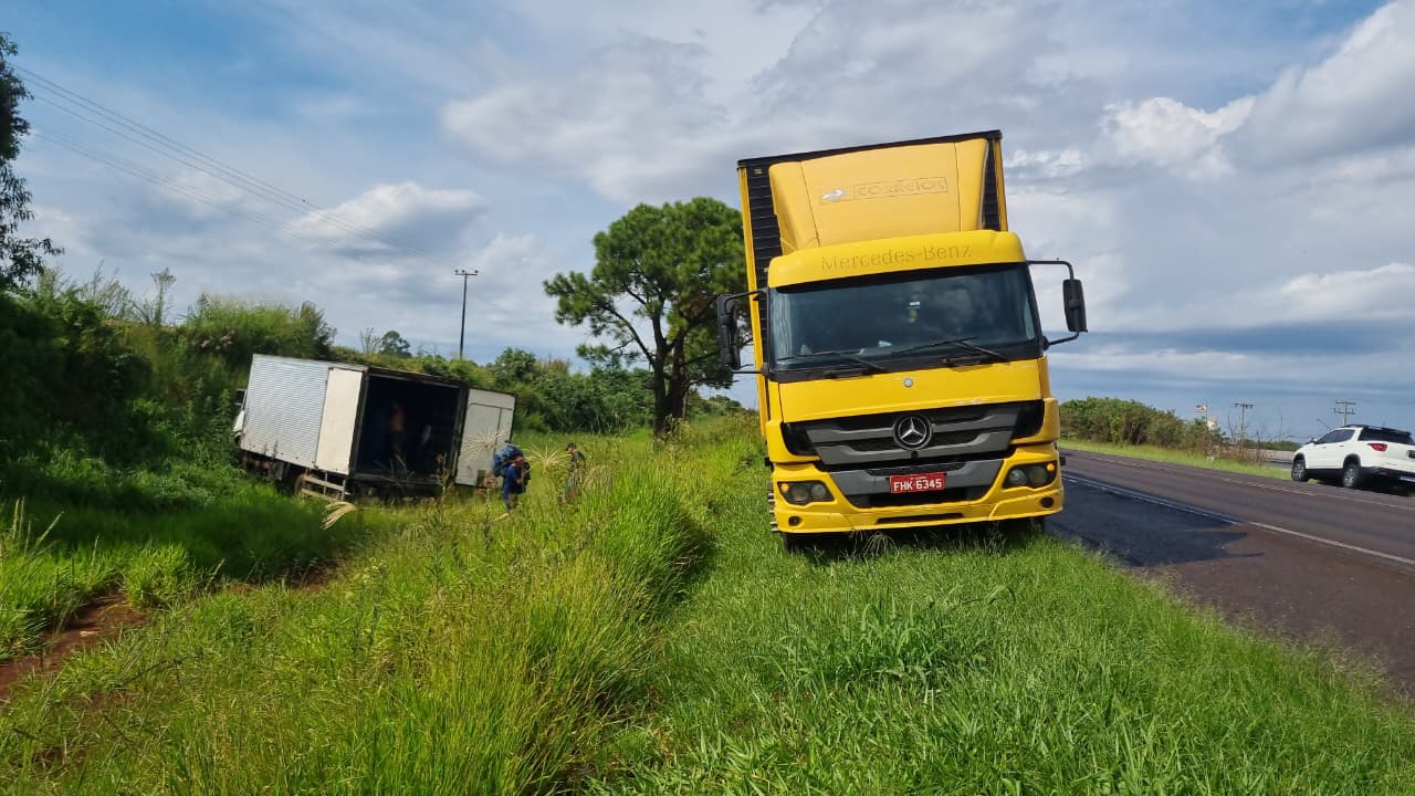 Carga de caminhão envolvido em acidente na BR-369, em Cascavel começa a ser removida