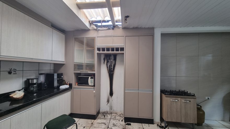 Fogo acorda moradores no Bairro Canadá e ação rápida impede grande incêndio em residência