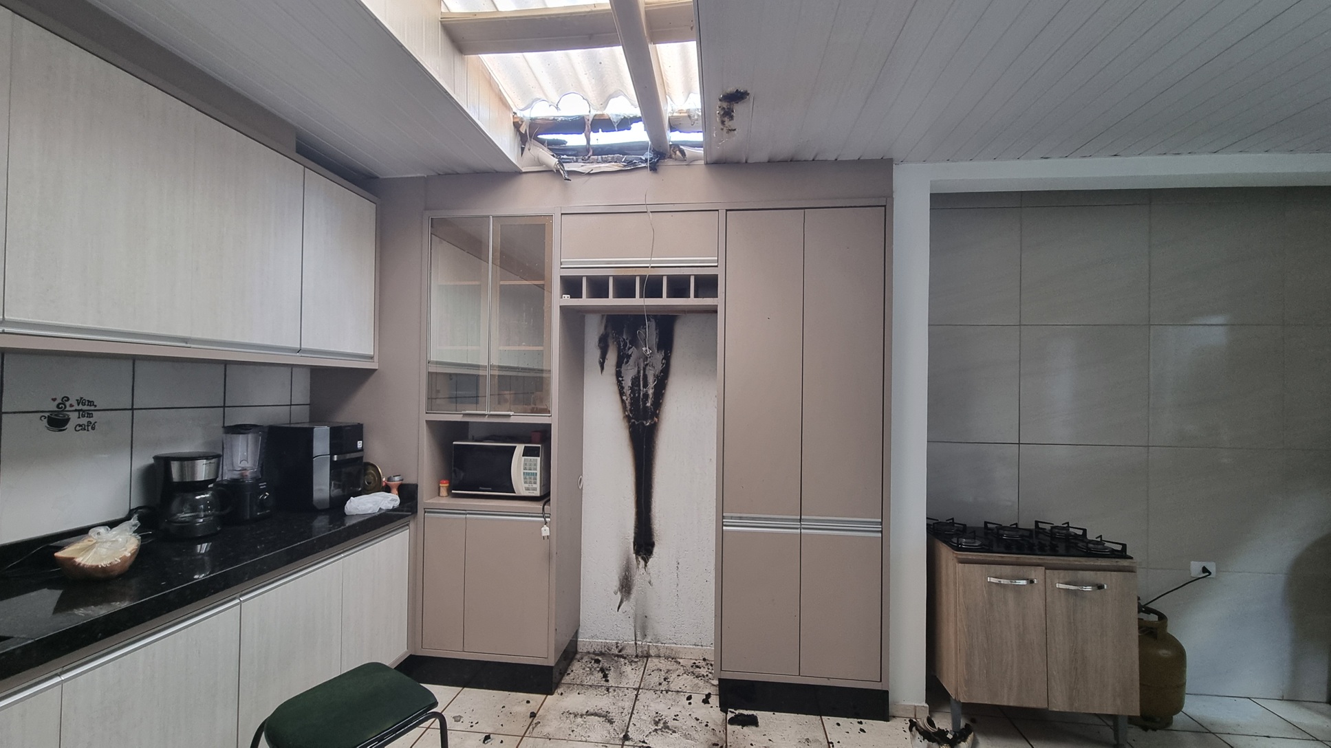 Fogo acorda moradores no Bairro Canadá e ação rápida impede grande incêndio em residência