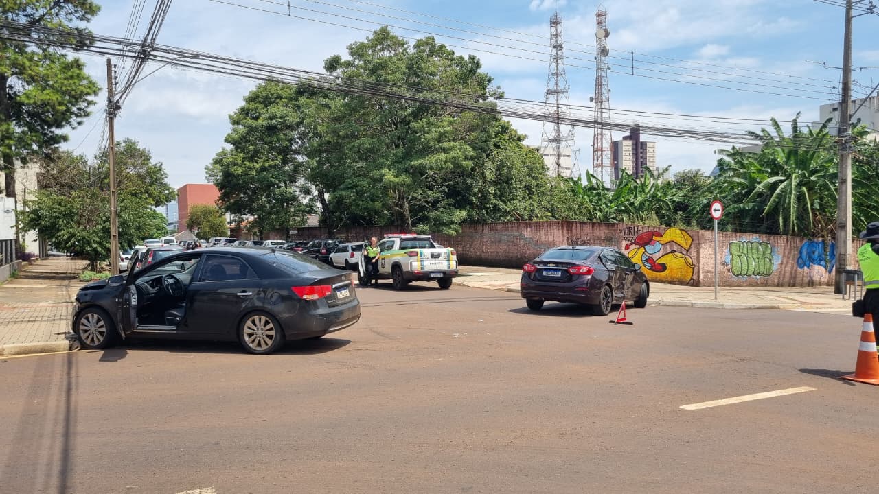 Forte batida entre dois carros complica trânsito na Avenida Carlos Gomes