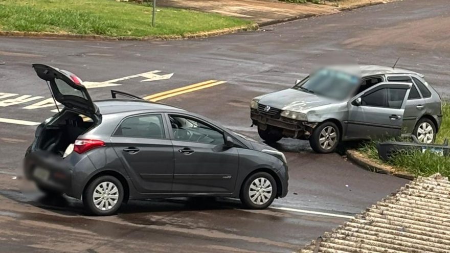 Gol e HB20 se envolvem em acidente de trânsito no Bairro Coqueiral