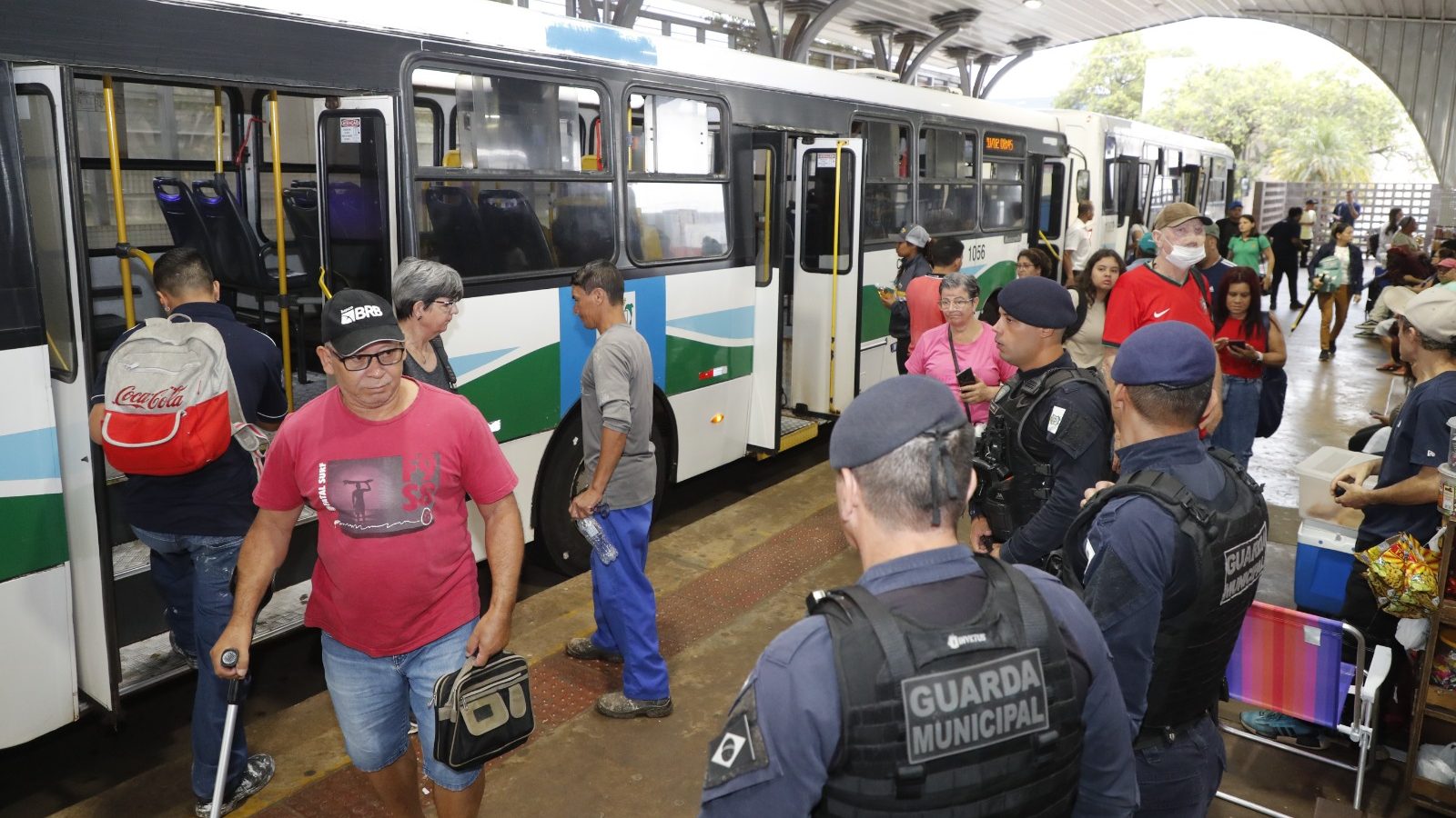 Dia de Combate ao Uso e Abuso de Álcool e Drogas é marcado por ação de conscientização nos terminais urbanos de Cascavel