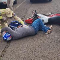 Motociclista é socorrido pelo Siate após acidente de trânsito na Rua Bom Jesus Imagem referente a Motociclista é socorrido pelo Siate após acidente de trânsito na Rua Bom Jesus