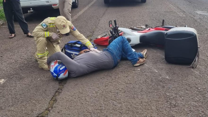 Motociclista é socorrido pelo Siate após acidente de trânsito na Rua Bom Jesus