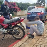 Jovem bate de moto contra viatura da Guarda Patrimonial no Centro de Cascavel Imagem referente a Jovem bate de moto contra viatura da Guarda Patrimonial no Centro de Cascavel