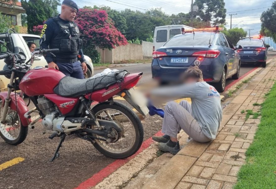 Jovem bate de moto contra viatura da Guarda Patrimonial no Centro de Cascavel