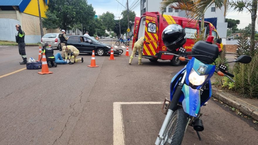 Forte batida entre Peugeot e motocicleta mobiliza Siate no bairro Parque São Paulo