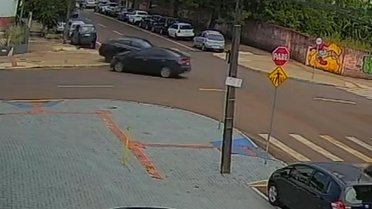 Câmera flagra forte batida entre dois carros na Avenida Carlos Gomes Câmera flagra forte batida entre dois carros na Avenida Carlos Gomes