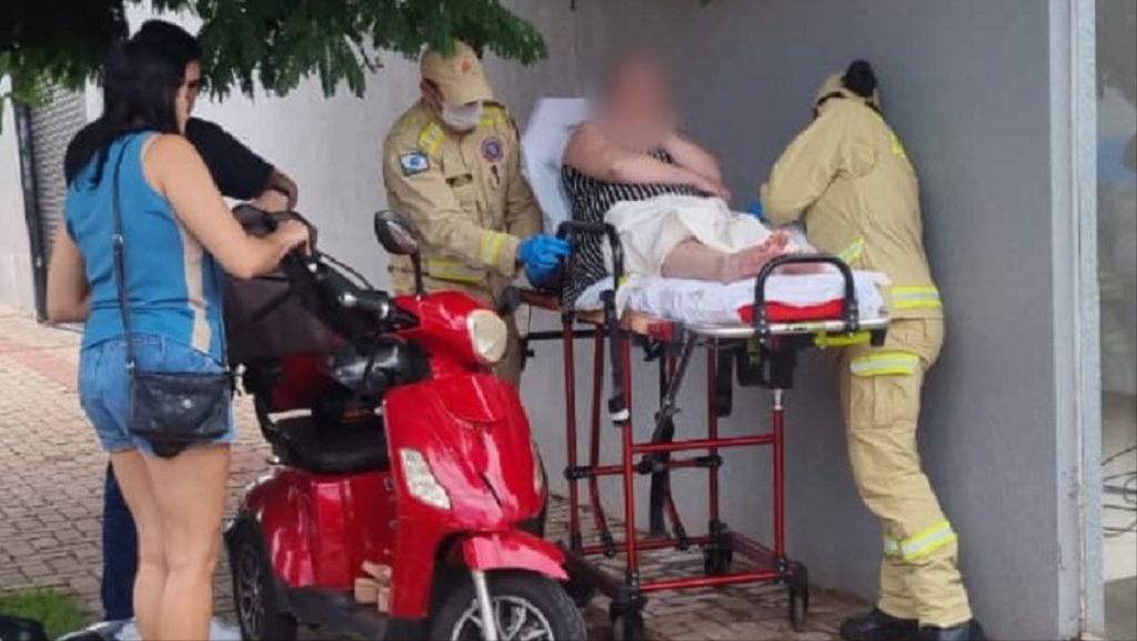Condutora de triciclo elétrico fica ferida em batida contra carro no Maria Luiza
