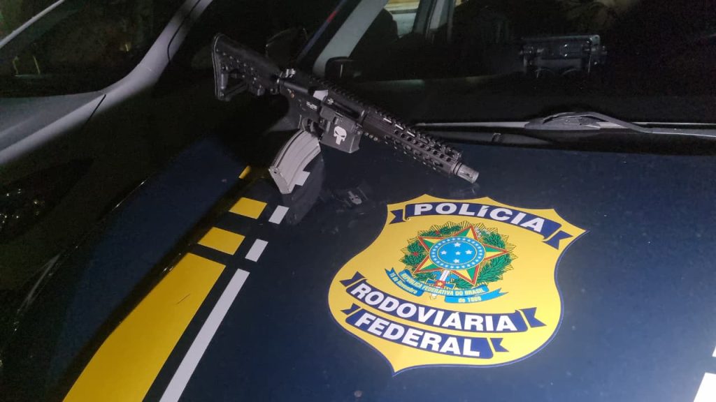 Rapaz é preso com fuzil calibre 5.56 durante abordagem da PRF em Santa Tereza do Oeste