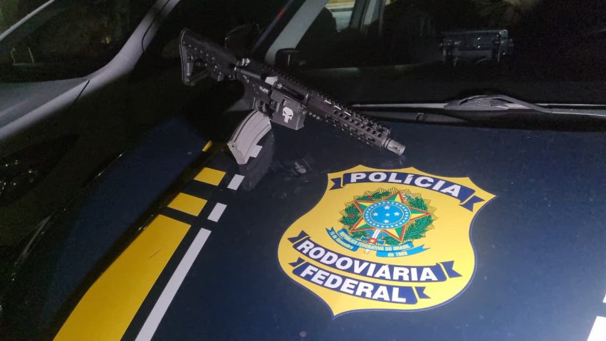 Rapaz é preso com fuzil calibre 5.56 durante abordagem da PRF em Santa Tereza do Oeste