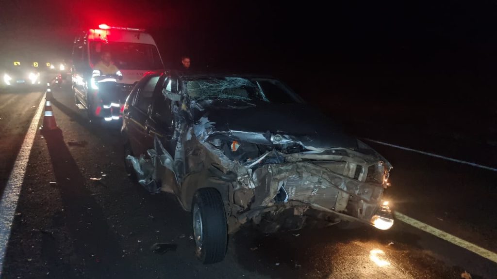 Grave acidente mobiliza resgate após Pálio atingir traseira de caminhão na BR-277, em Santa Tereza do Oeste Grave acidente mobiliza resgate após Pálio atingir traseira de caminhão na BR-277, em Santa Tereza do Oeste