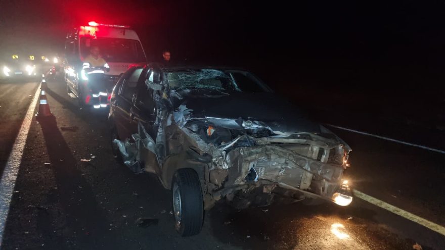 Grave acidente mobiliza resgate após Pálio atingir traseira de caminhão na BR-277, em Santa Tereza do Oeste