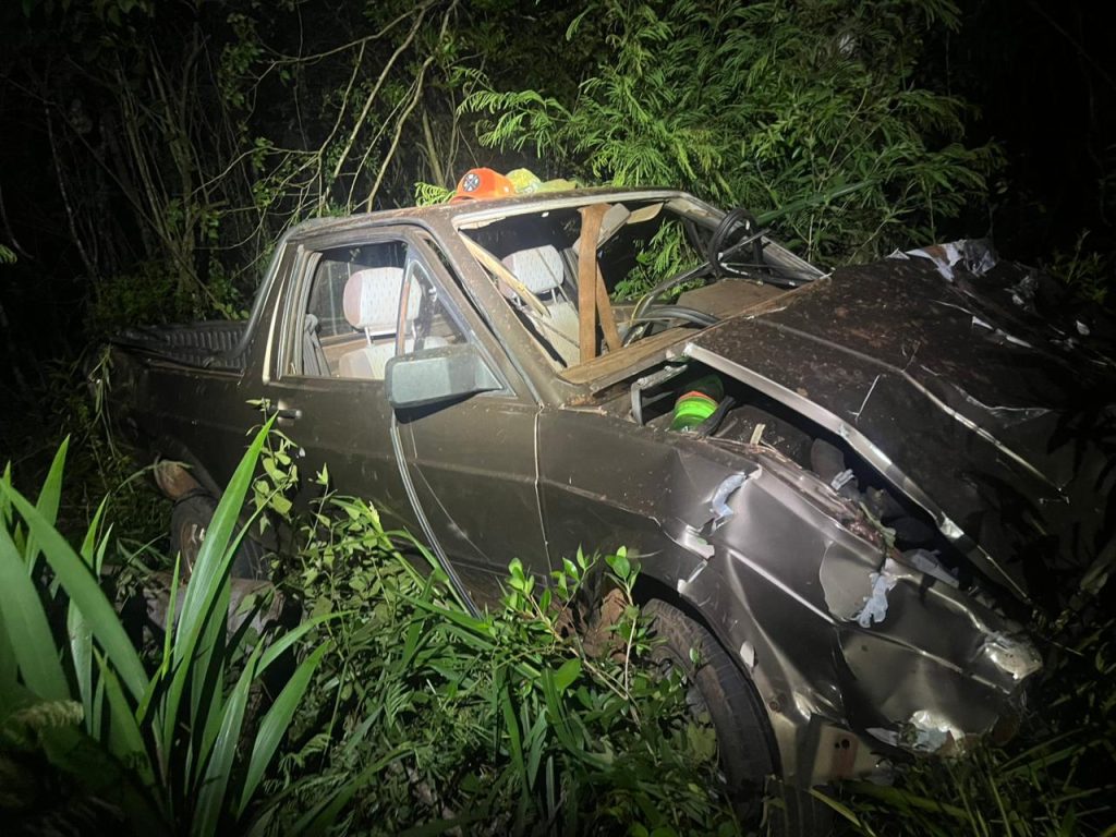 Saveiro com alerta de furto é abandonado na PR-486 após acidente em Tupassi Saveiro com alerta de furto é abandonado na PR-486 após acidente em Tupassi