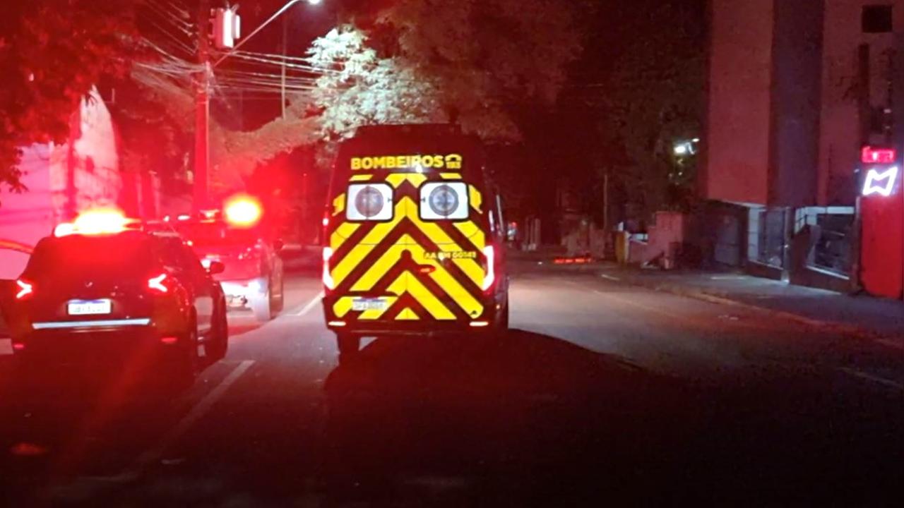 Jovem é agredido após briga na saída de balada e é atendido pelo Siate no Centro de Cascavel