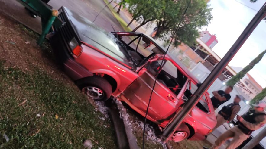 Gol “quadrado” destrói poste e banco da praça do Canário em acidente