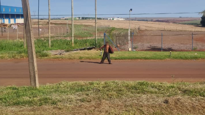 Morador de rua alterado andando pela BR-277 deixa motoristas em alerta em Cascavel