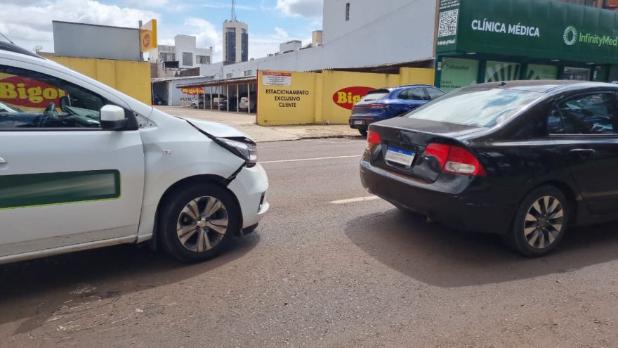 Civic e Spin se envolvem em acidente no Centro de Cascavel