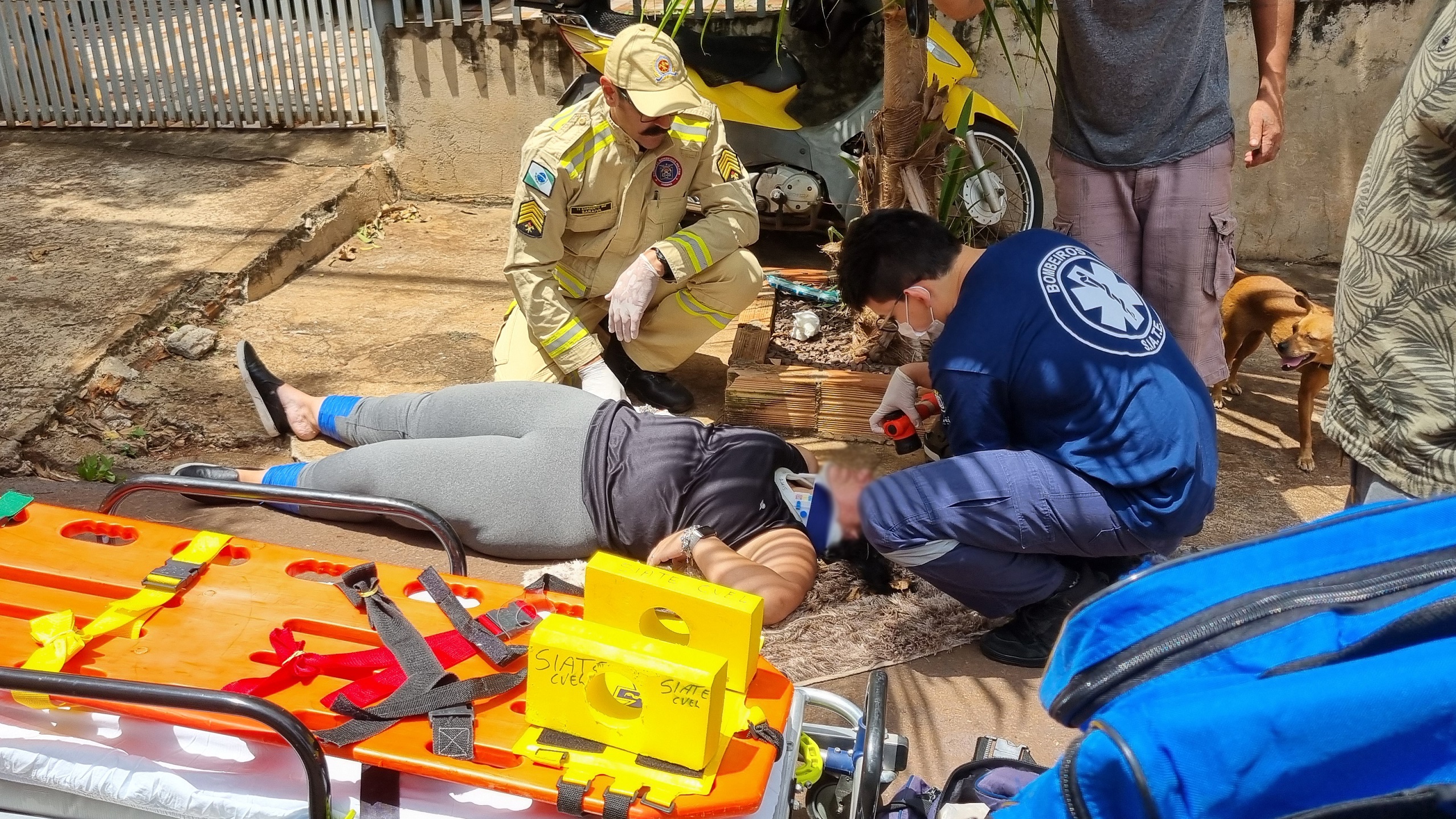 Mulher bate a cabeça após acidente de moto em Cascavel
