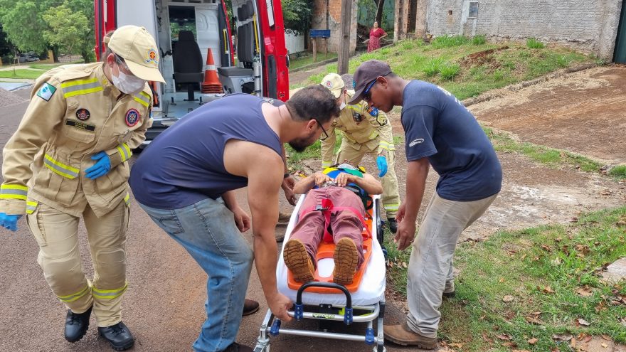 Homem bate a cabeça ao cair de telhado no Bairro Periolo, em Cascavel