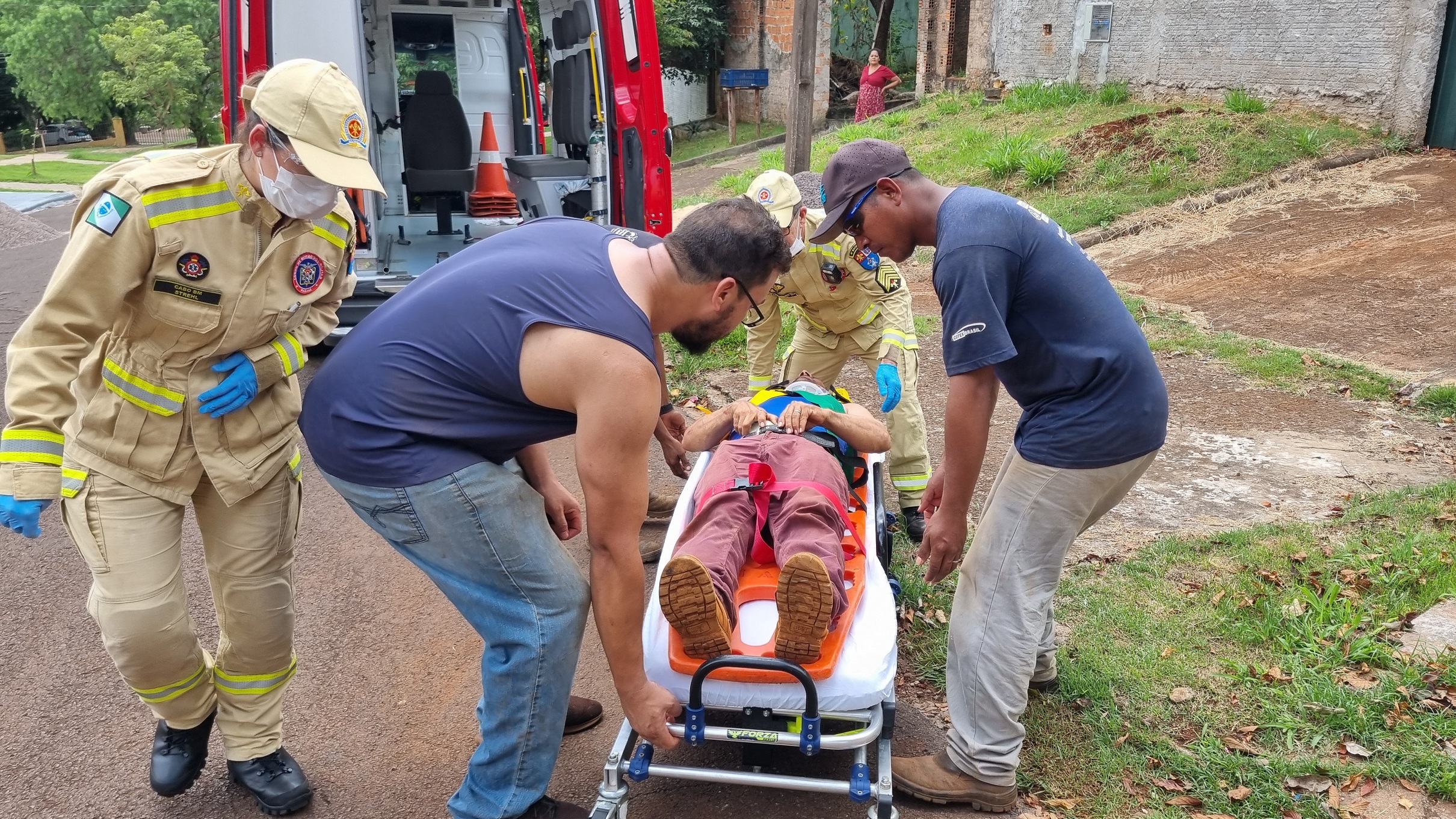 Homem bate a cabeça ao cair de telhado no Bairro Periolo, em Cascavel