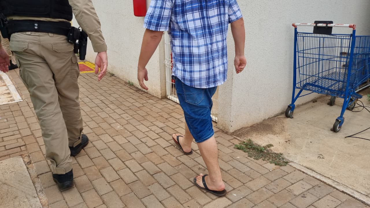 Homem é detido pela PM após ameaçar companheira na presença da filha