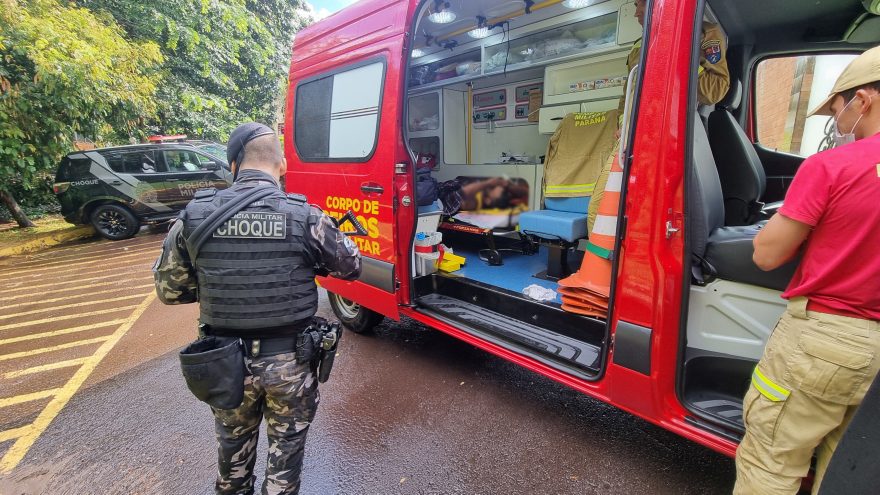 Motociclista tenta fugir do Choque, entra em rua sem saída e vai parar no hospital após sofrer queda