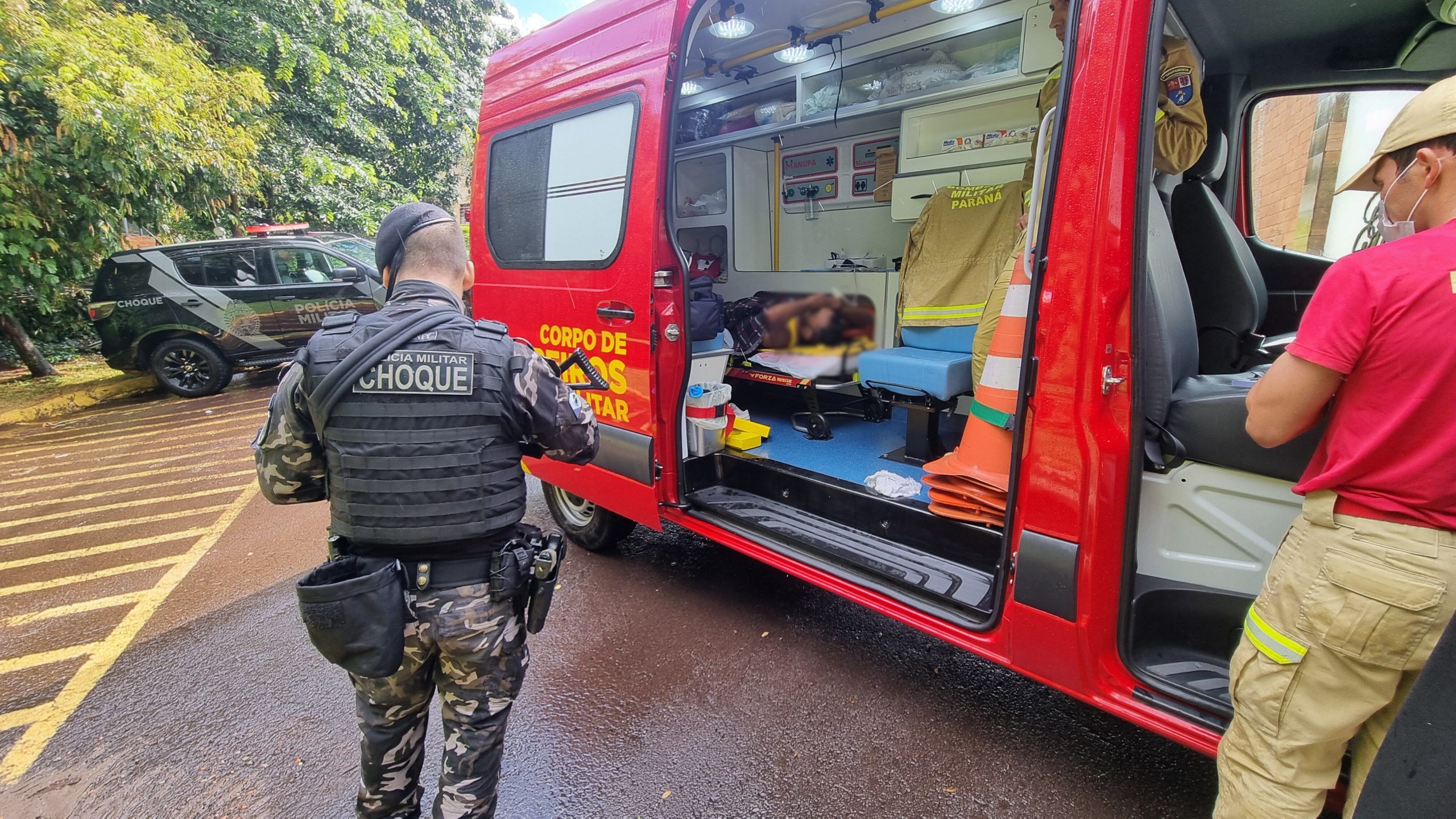 Motociclista tenta fugir do Choque, entra em rua sem saída e vai parar no hospital após sofrer queda Motociclista tenta fugir do Choque, entra em rua sem saída e vai parar no hospital após sofrer queda