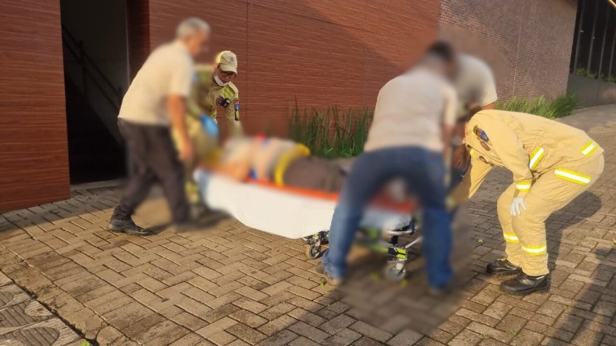 Mulher é socorrida após sofrer queda de escada no Centro de Cascavel