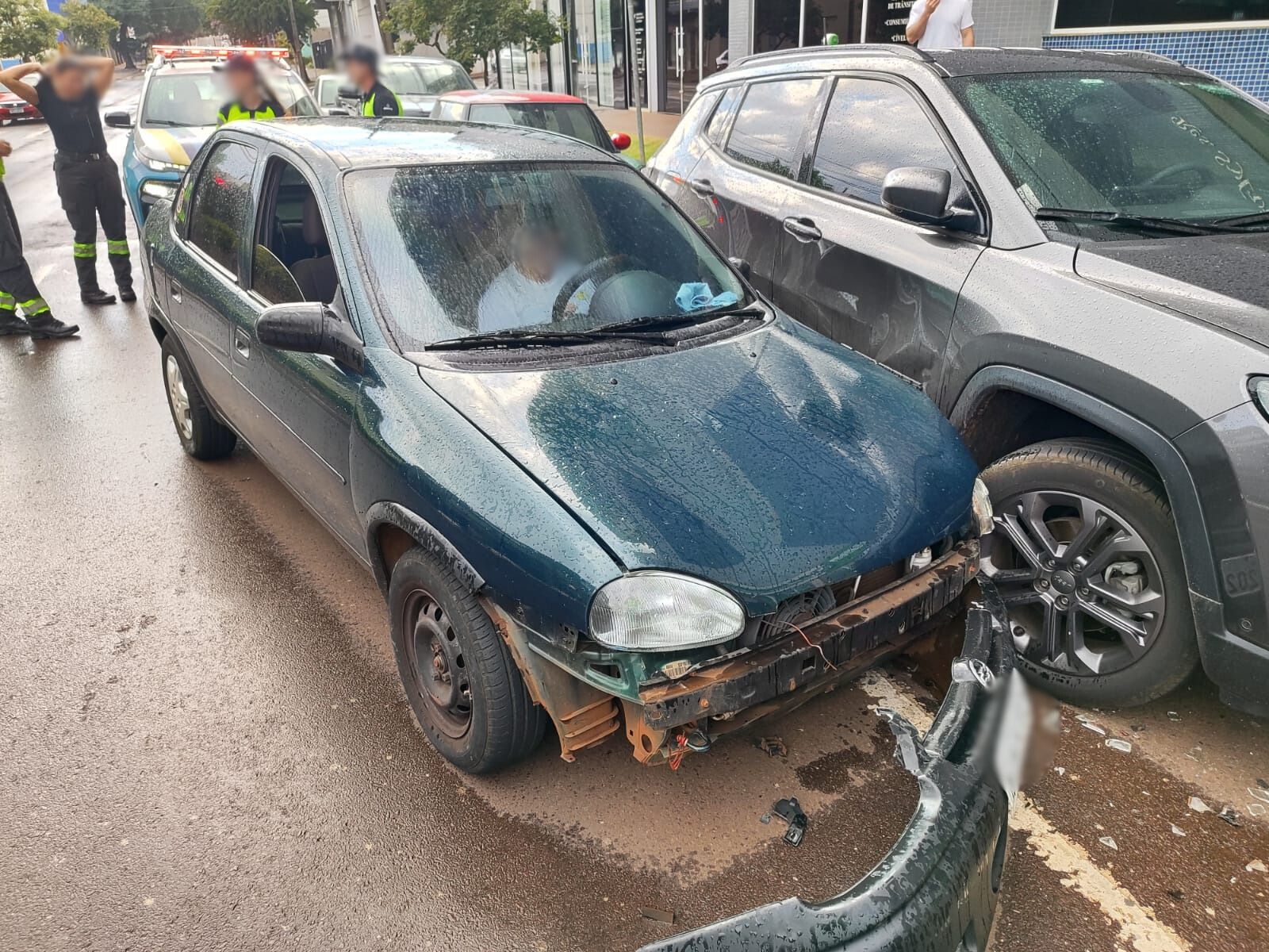 Motorista embriagada bate carro em Jeep estacionado na frente da Sede da Transitar Motorista embriagada bate carro em Jeep estacionado na frente da Sede da Transitar