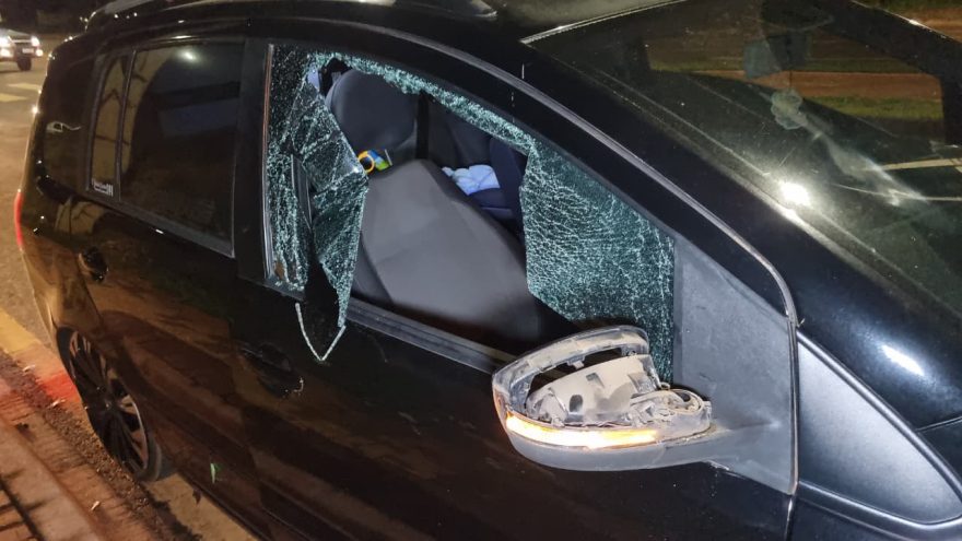 Em bicicleta sem freio, ciclista atravessa preferencial, quase entra em carro pela janela e tem lesões graves