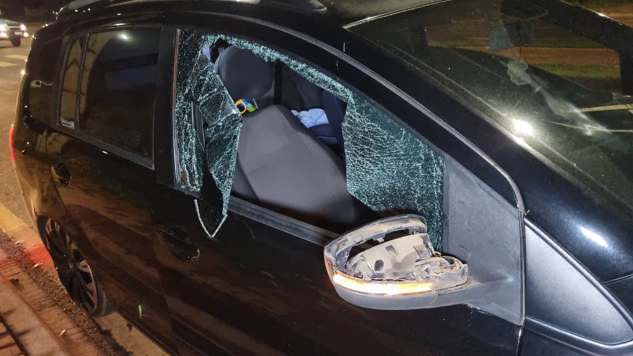Em bicicleta sem freio, ciclista atravessa preferencial, quase entra em carro pela janela e tem lesões graves Em bicicleta sem freio, ciclista atravessa preferencial, quase entra em carro pela janela e tem lesões graves