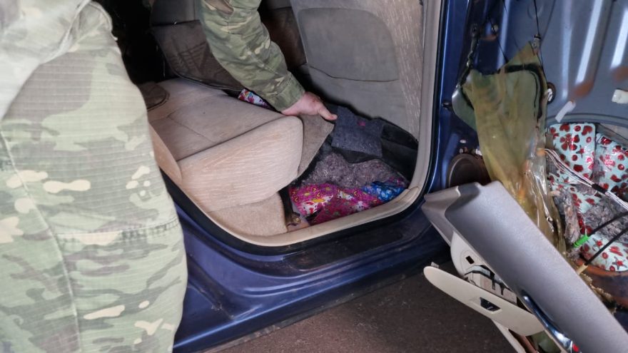 BPFron apreende grande quantidade de maconha em carro paraguaio