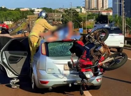 Moto fica presa em vidro traseiro de carro após colisão em trecho de obras