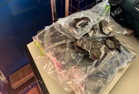 Passageiras brasileiras são flagradas com drogas em fundo falso de mala em táxi paraguaio