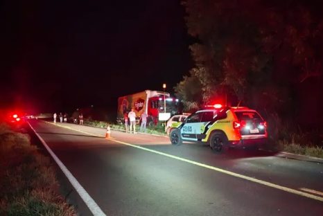 Colisão frontal entre caminhão e moto na PR-317 deixa dois mortos