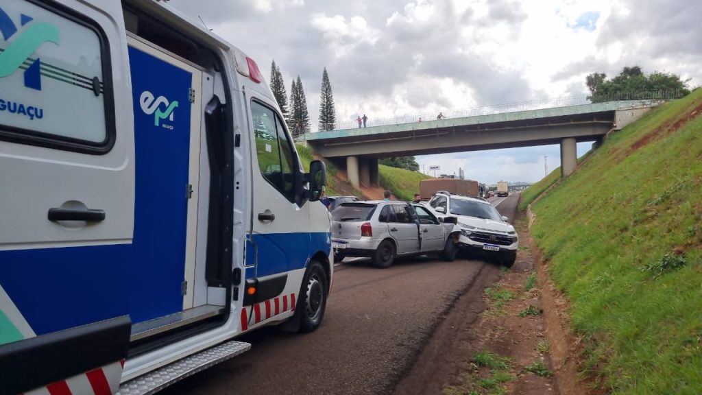 Colisão com carreta e dois carros interdita pista da BR-277 em Cascavel